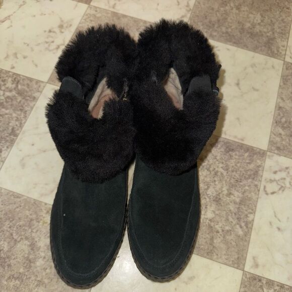 UGG Elowen Women's Black Fur-Top Lined moccasin style bootie Boots EUC SZ 9 - Picture 1 of 11